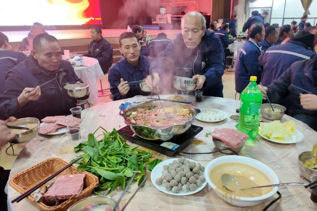 Employees eating together during the winter meal programme