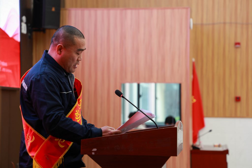 Assembly specialist Li Jie speaking at the lectern Assembly specialist Li Jie speaking at the lectern