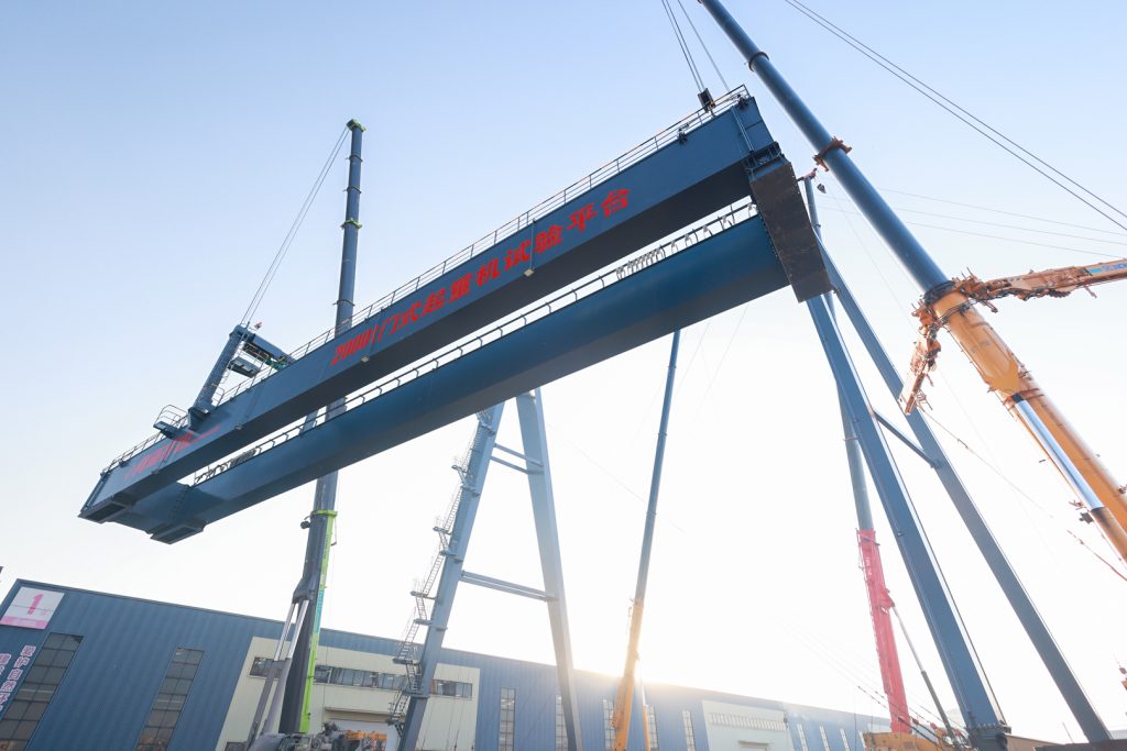 Large test-platform main girder suspended during installation