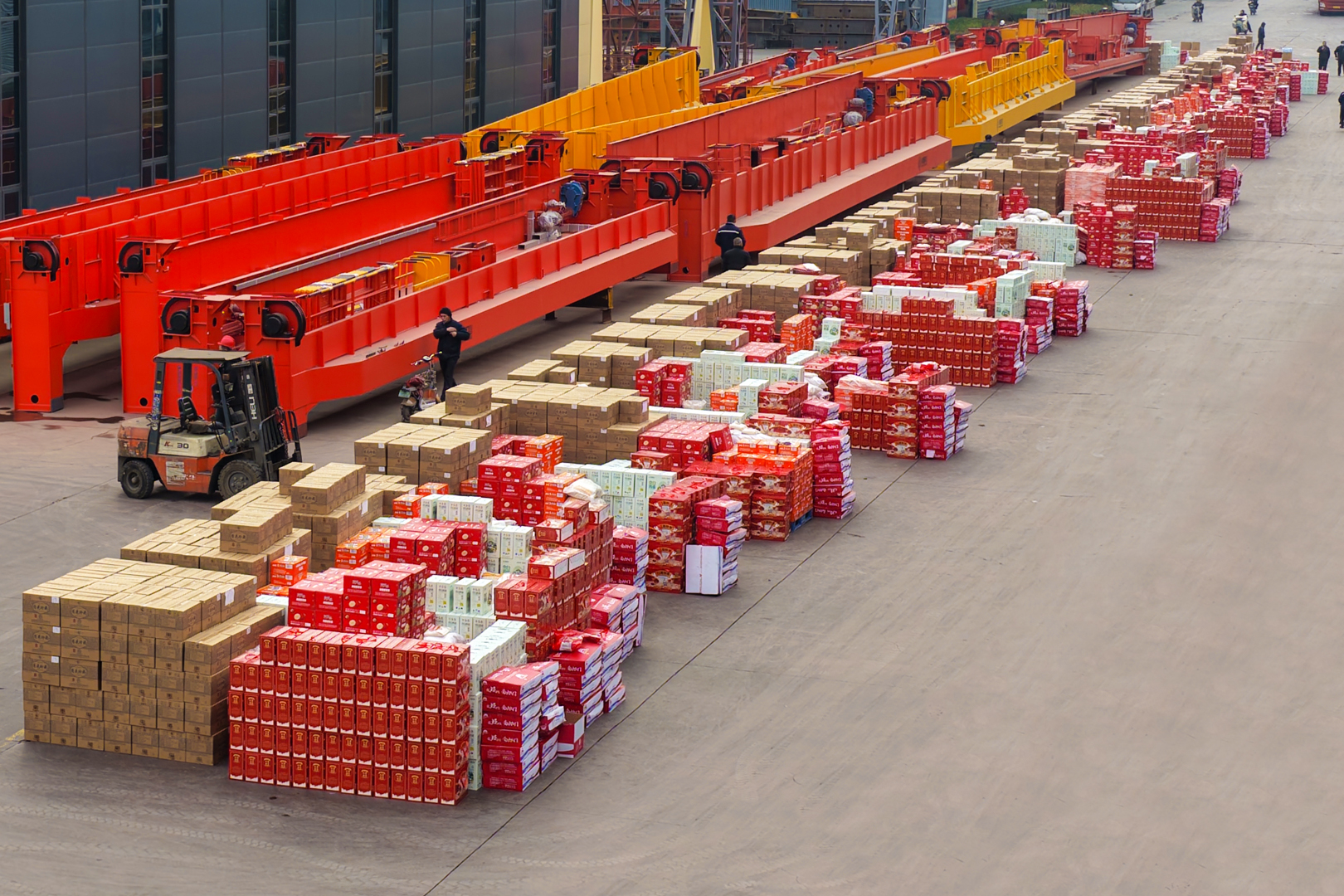 Holiday packages arranged beside crane girders outside the factory at Henan Mine Crane before the Lunar New Year