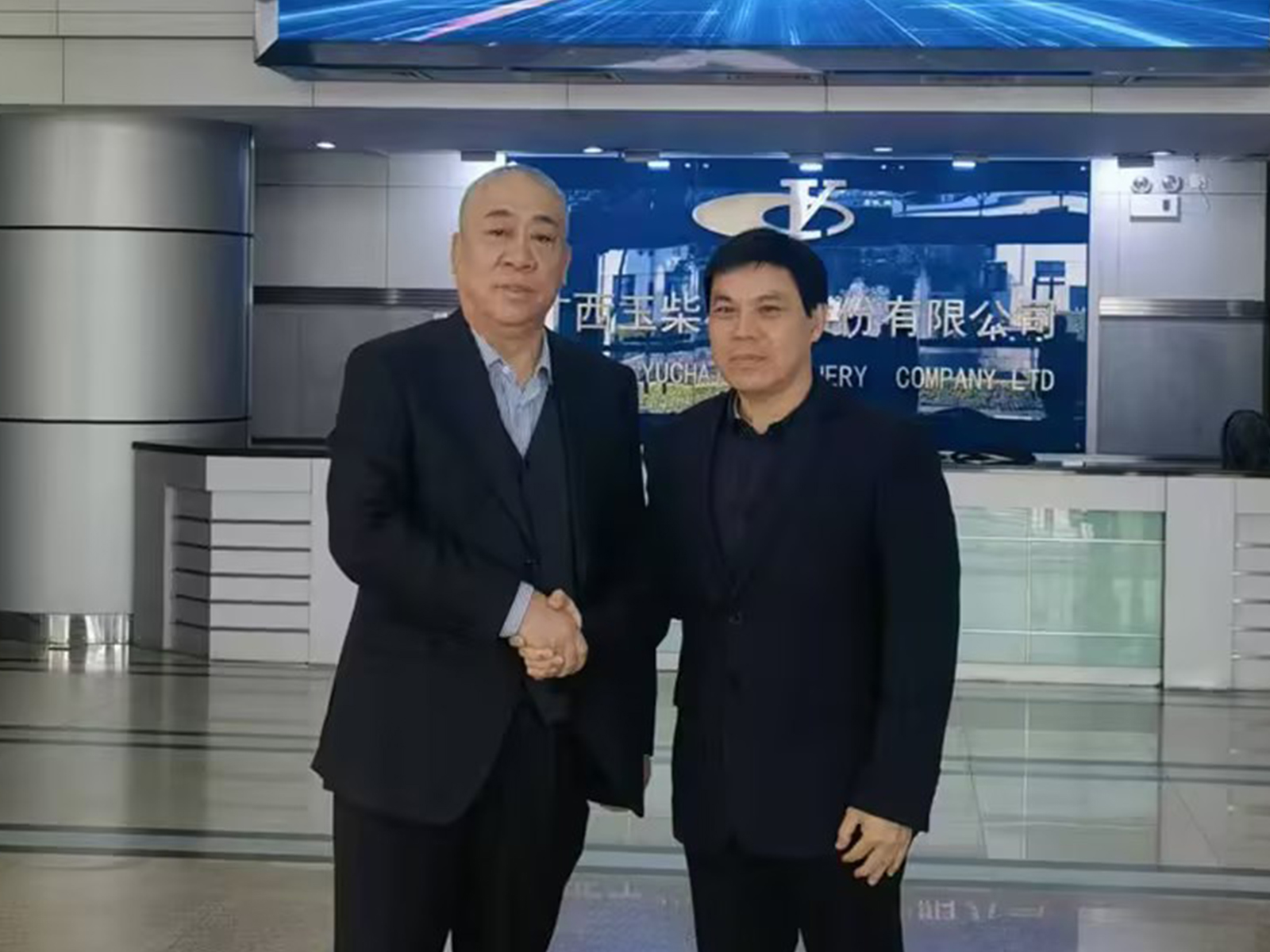 Henan Mine Crane and Yuchai representatives shaking hands