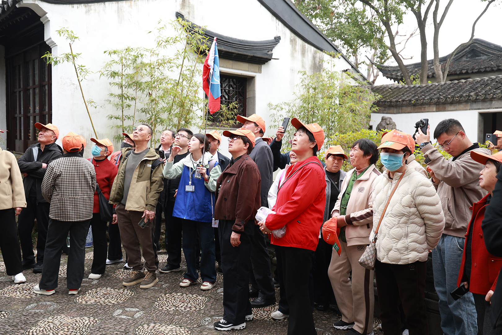 Employees’ parents standing beside a garden doorway during Henan Mine Crane’s 2026 parents’ appreciation tour