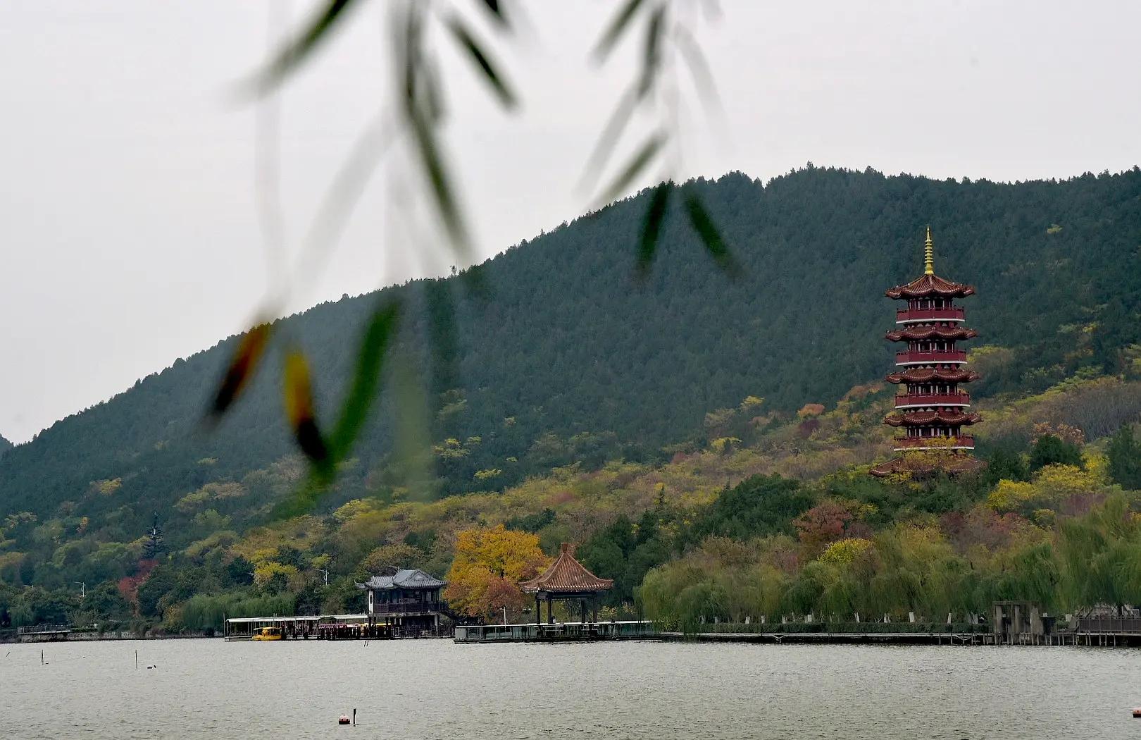 Lakeside scenery included in the tour itinerary for Henan Mine Crane’s 2026 parents’ tour