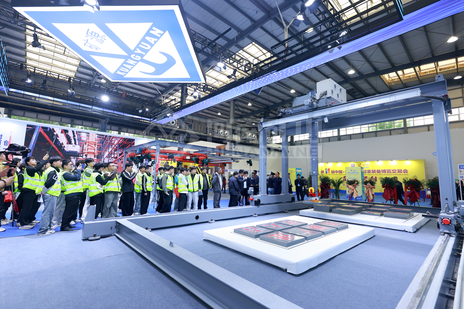 Visitors viewing the automated handling demonstration area Visitors viewing the automated handling demonstration area