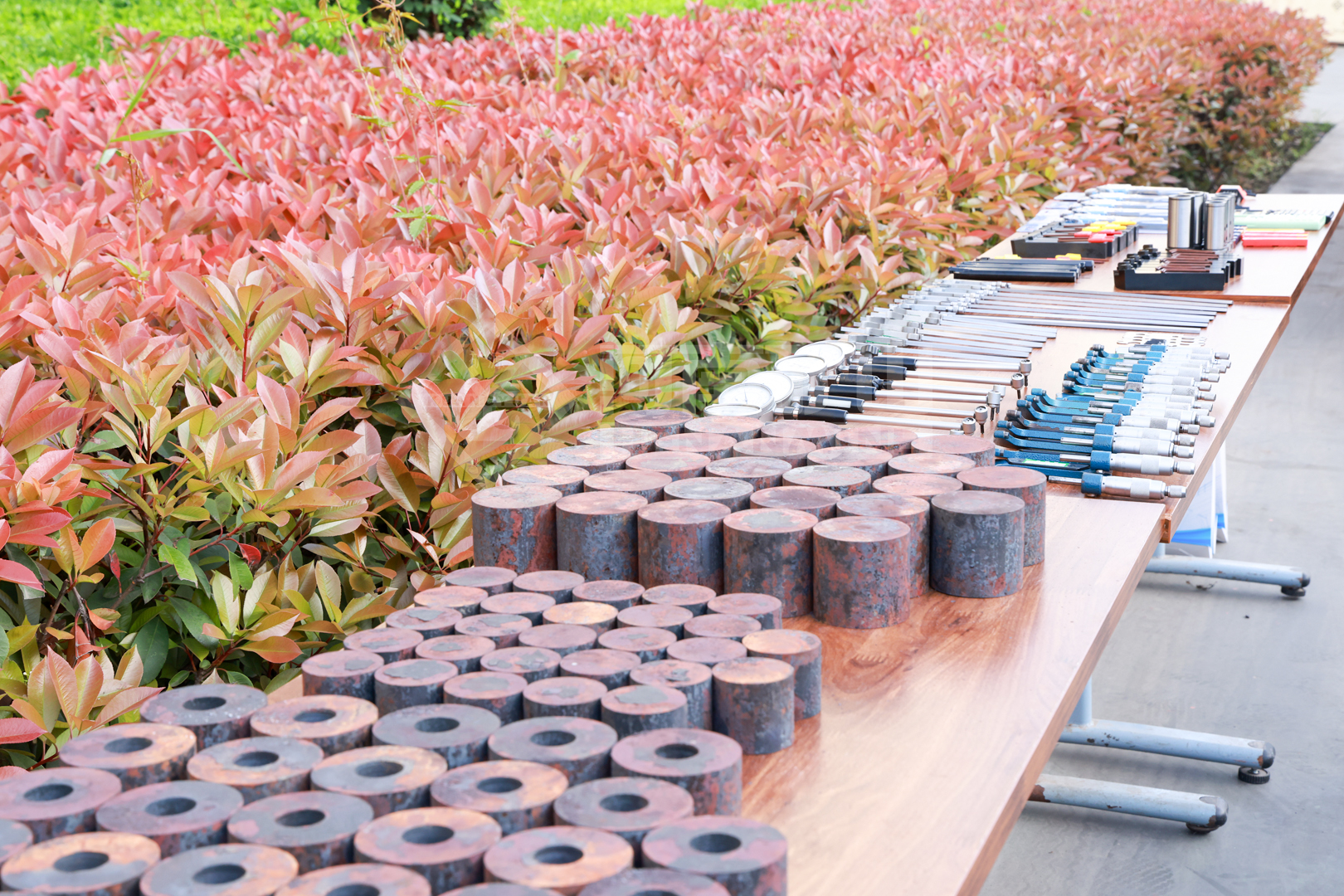 Rows of machining test components and measuring tools