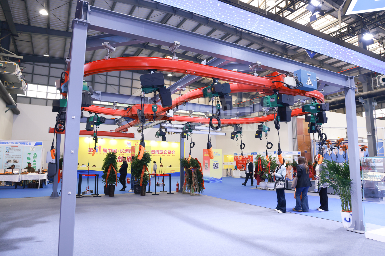 Demonstration crane and lifting attachments above the display area Demonstration crane and lifting attachments above the display area