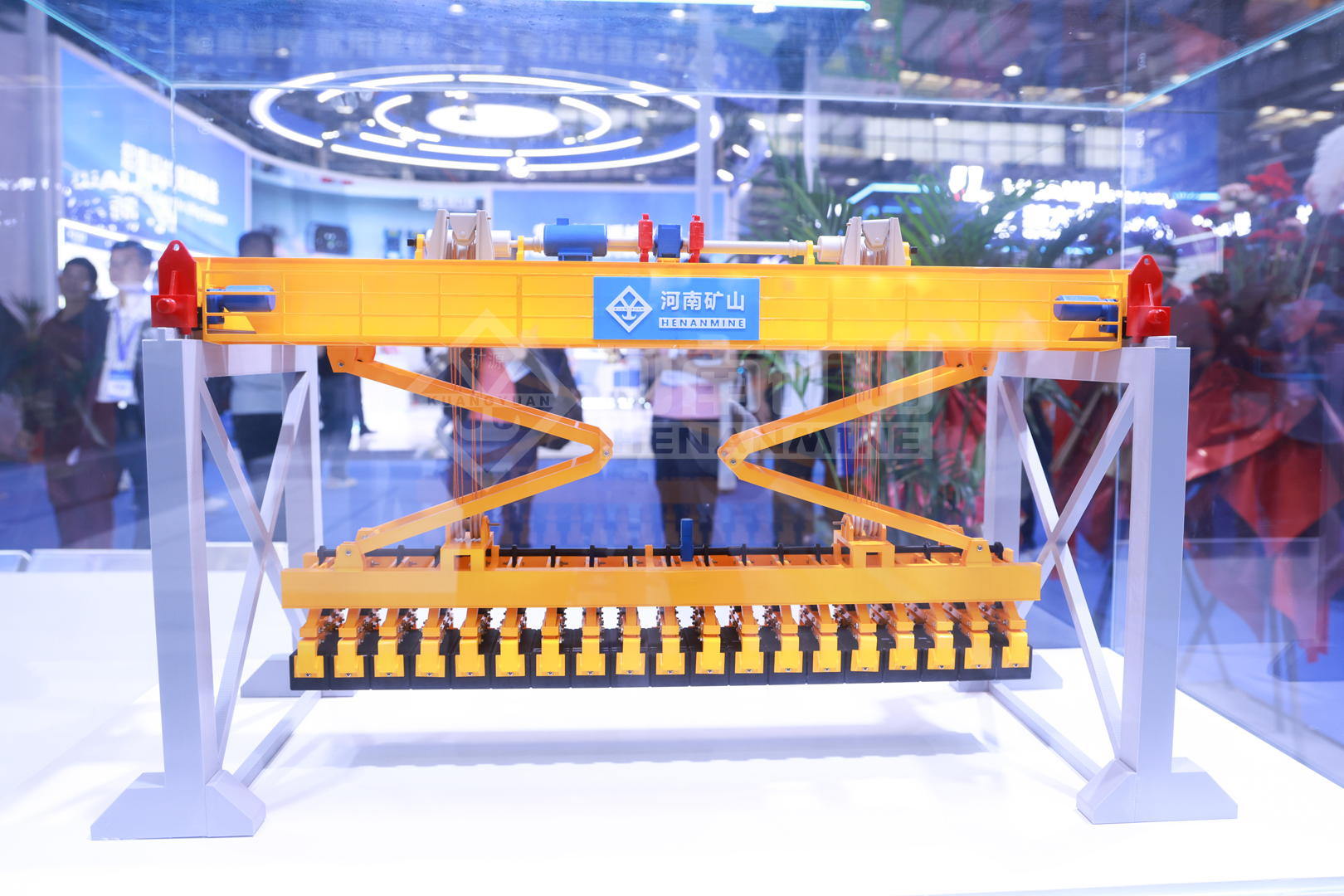 Model crane and magnetic lifting attachment in a display case Model crane and magnetic lifting attachment in a display case