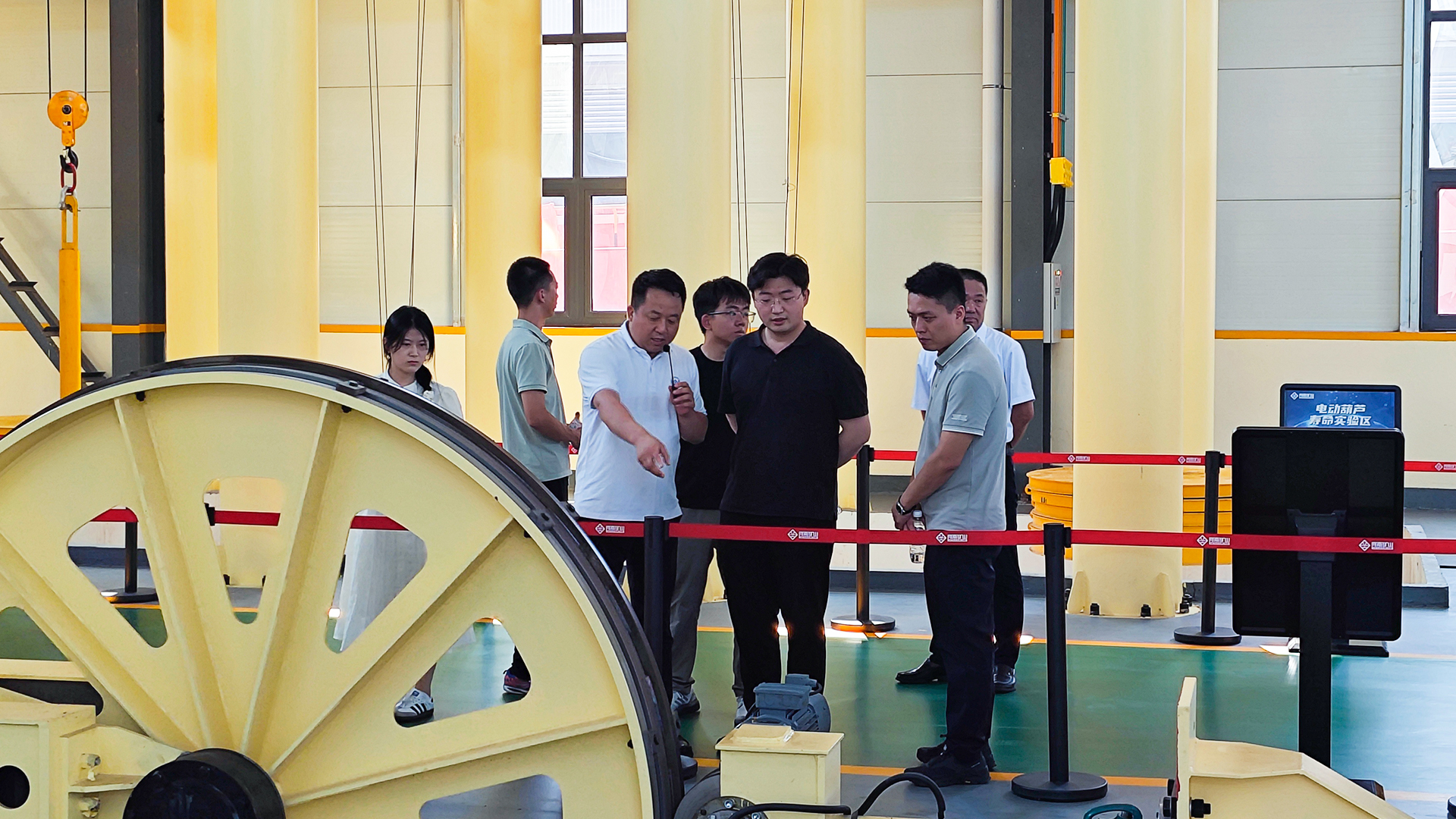 Laboratory guide explaining a large test mechanism