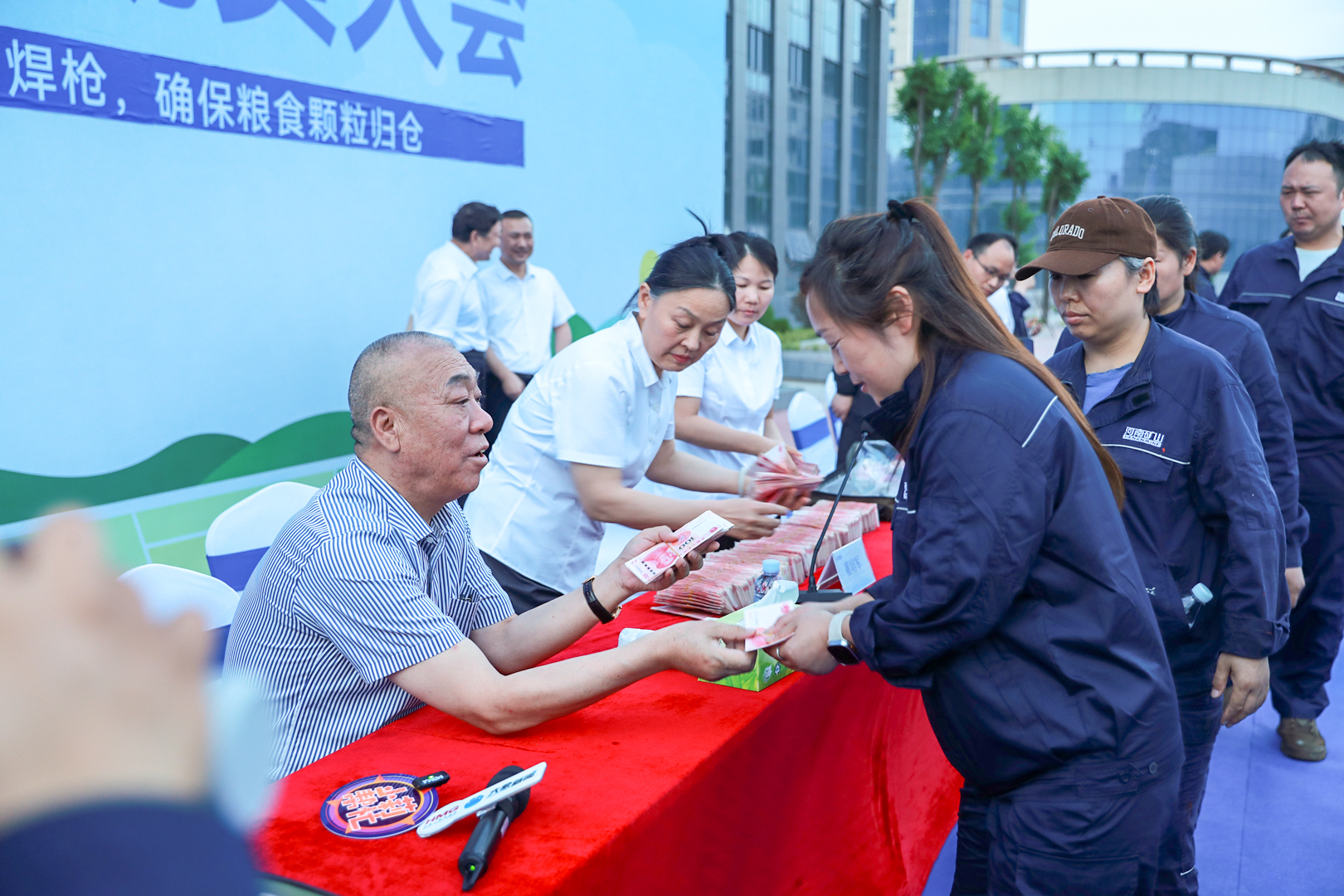 Seasonal allowance distribution at the employee meeting