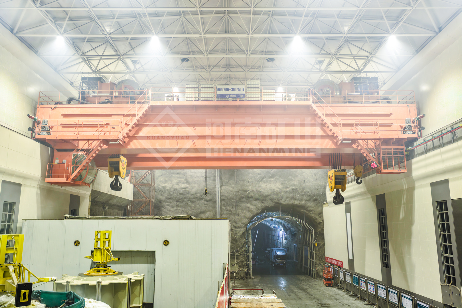 Low-headroom crane arrangement within a power station building