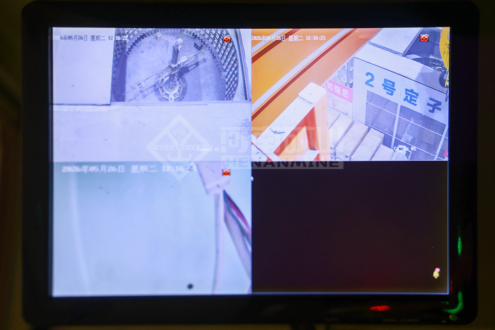 Camera monitoring screen for crane operation