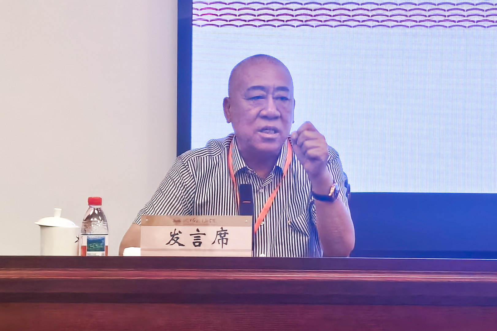 Henan Mine Crane founder speaking at the enterprise seminar
