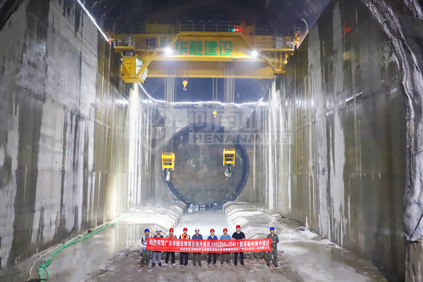 500 t overhead crane above a large construction shaft 500 t overhead crane above a large construction shaft