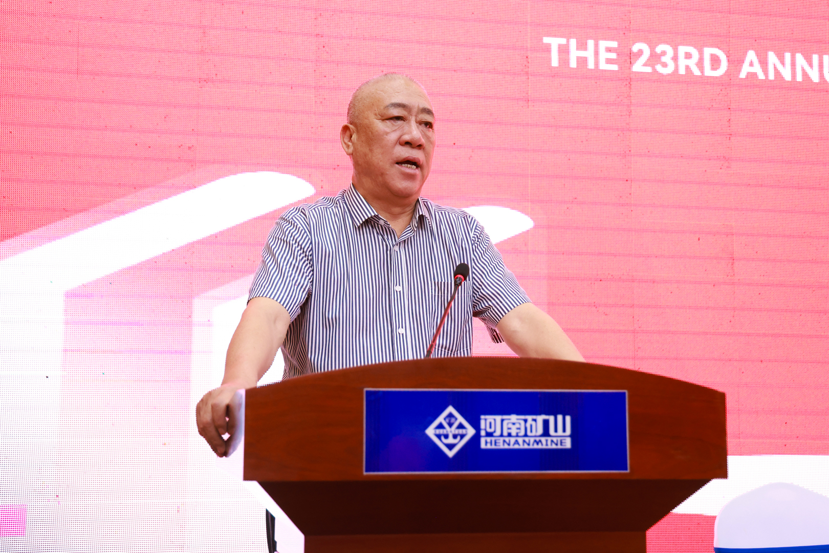 Henan Mine Crane founder addressing the student support ceremony