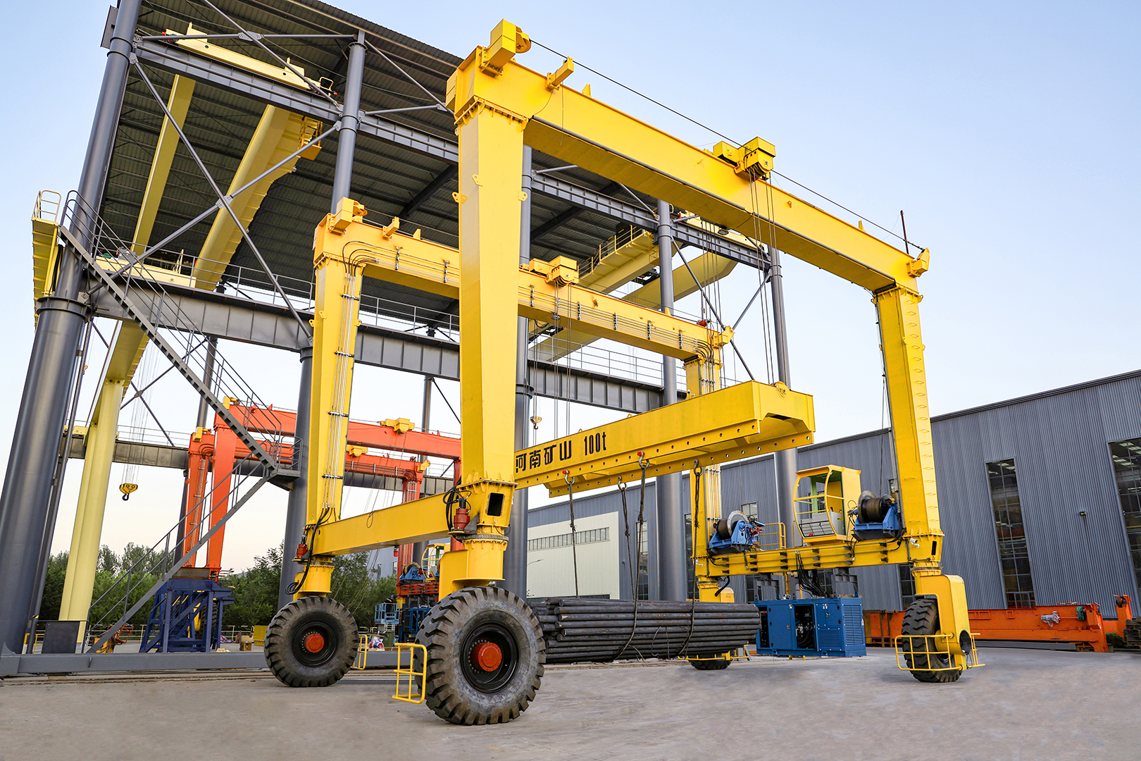 Rubber-tyred gantry crane outside an industrial building Rubber-tyred gantry crane outside an industrial building