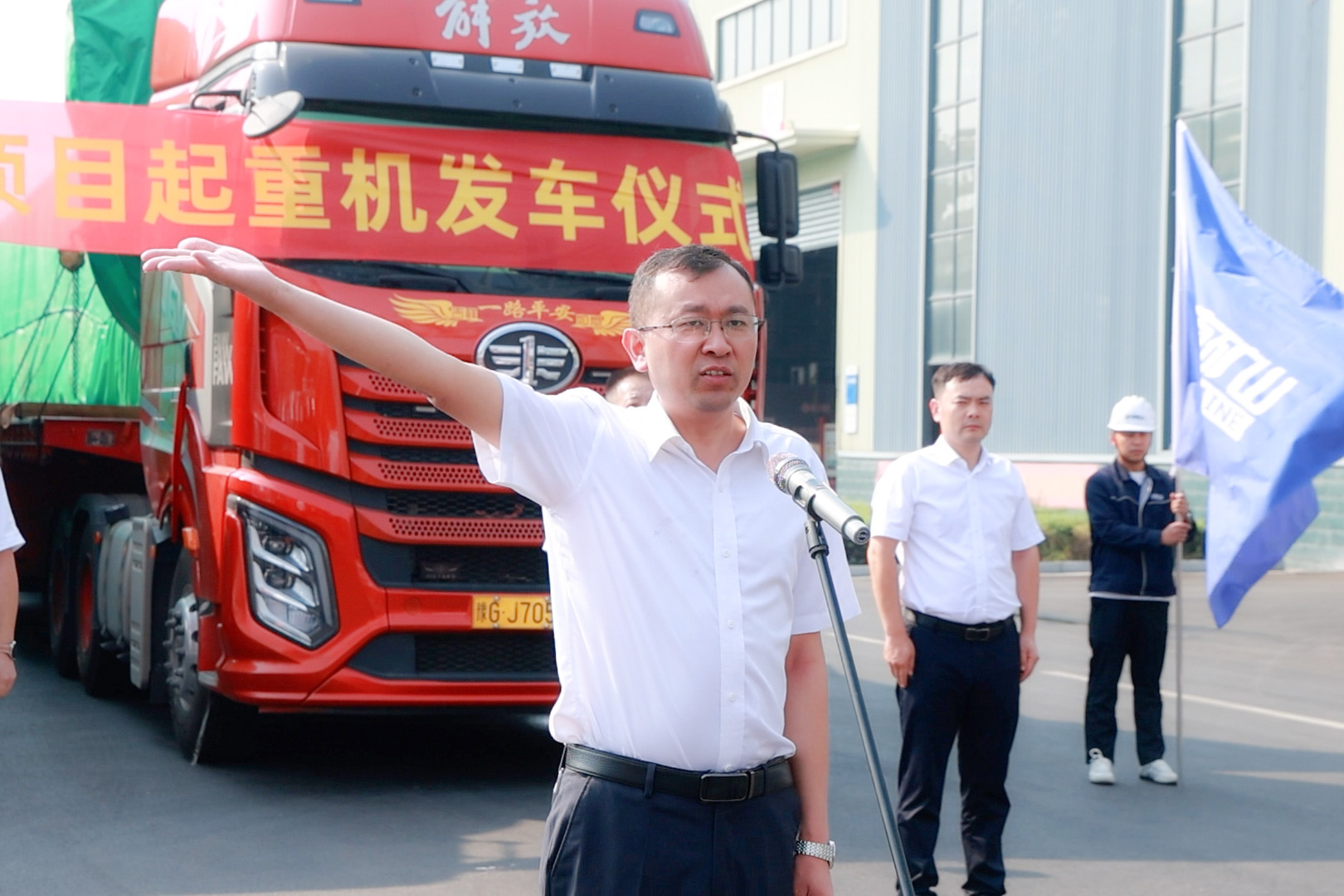 Dispatch ceremony beside an export transport vehicle at Henan Mine Crane Dispatch ceremony beside an export transport vehicle at Henan Mine Crane