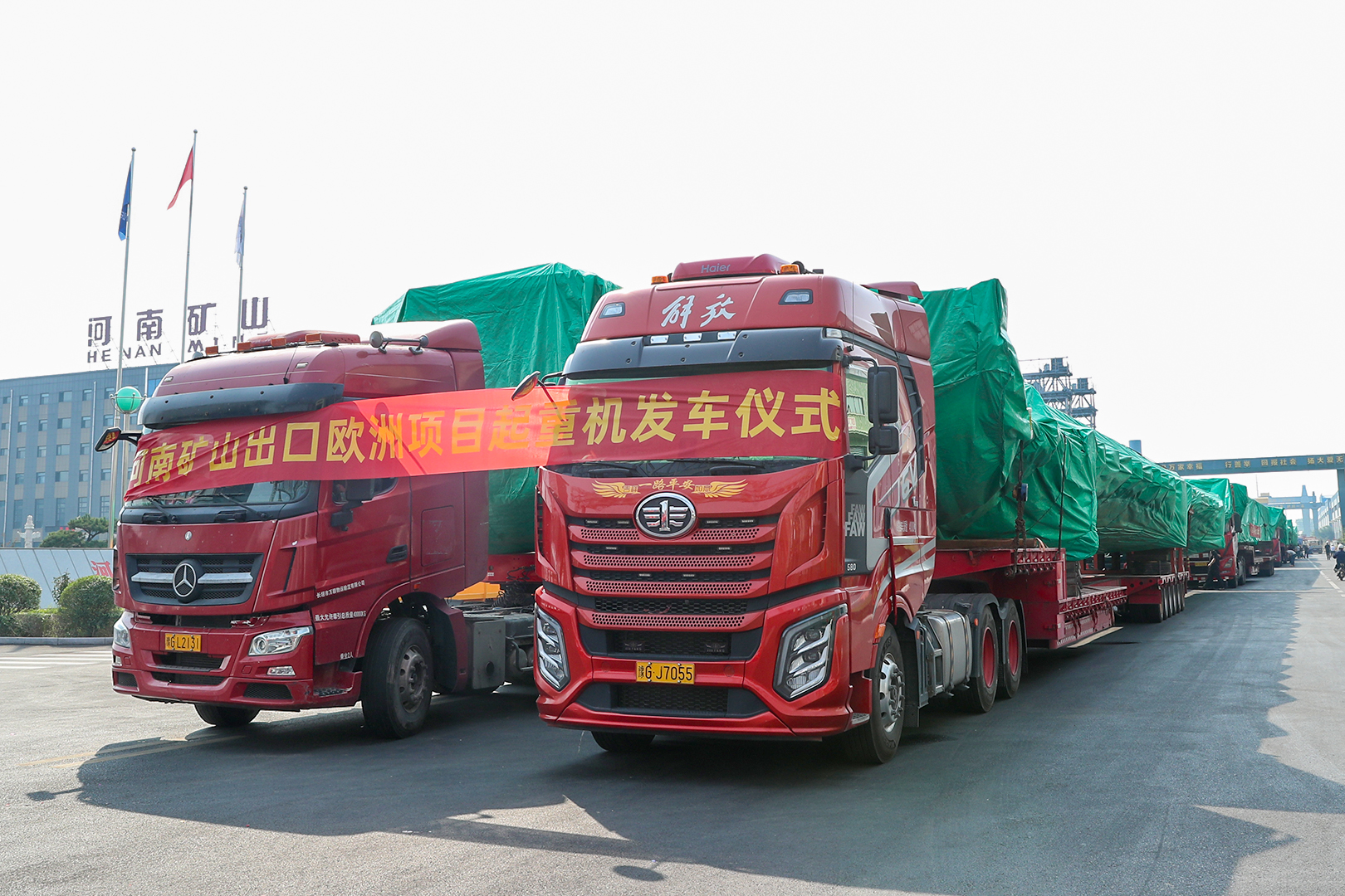 Transport trucks carrying covered crane equipment for the European project Transport trucks carrying covered crane equipment for the European project