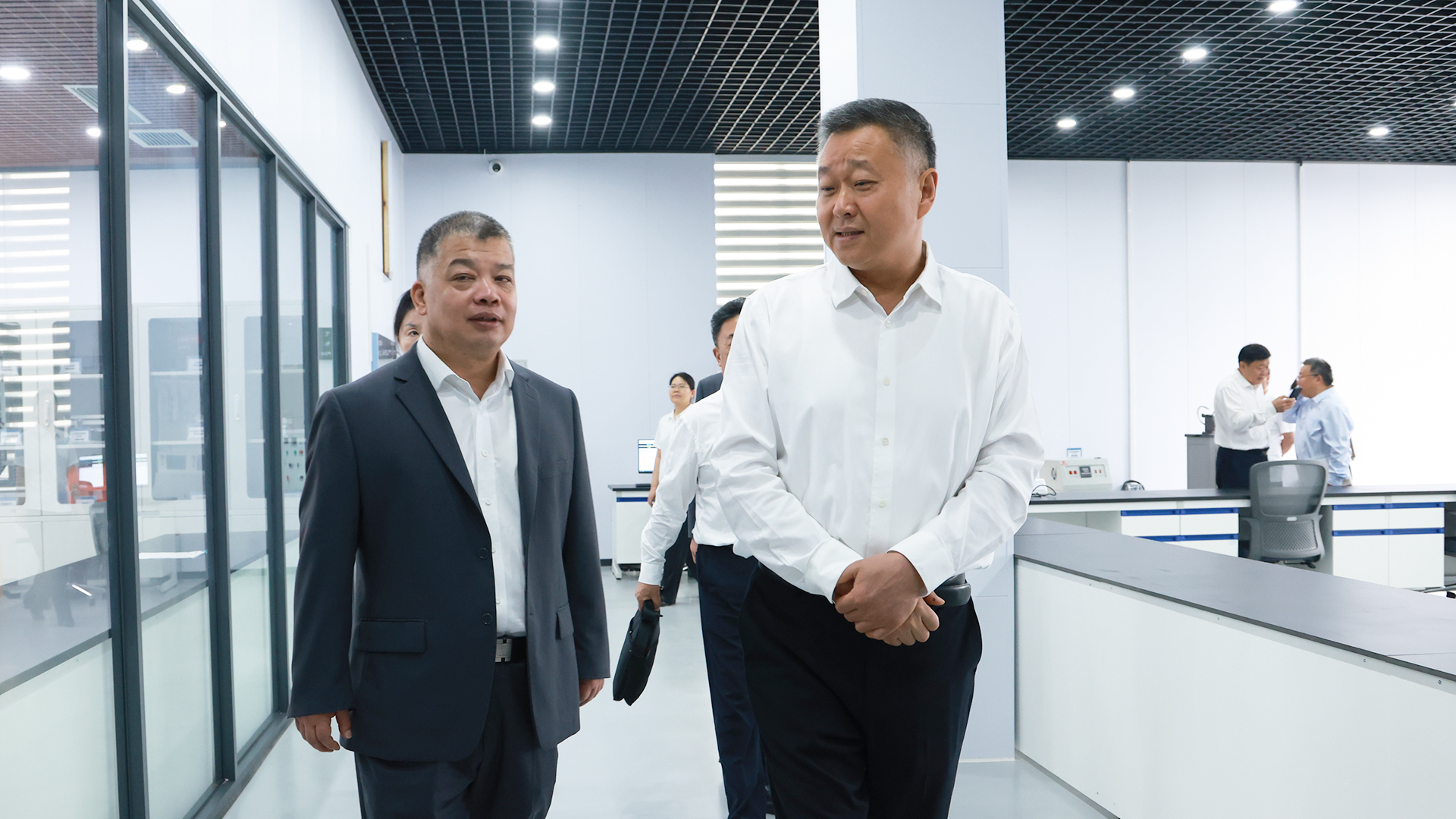 Representatives at the conclusion of the Henan Mine Crane and Yujian Group visit Representatives at the conclusion of the Henan Mine Crane and Yujian Group visit