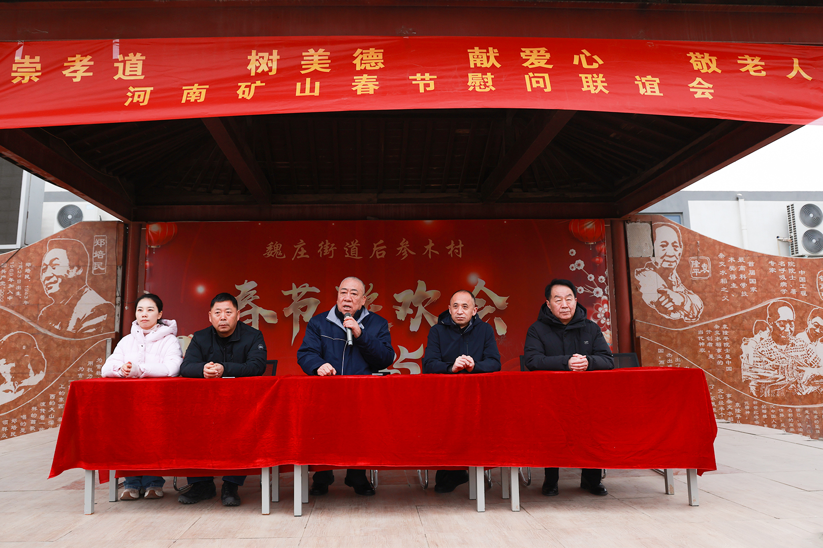 Henan Mine Crane Cui Peijun Visited Neighbors in Chinese New Year