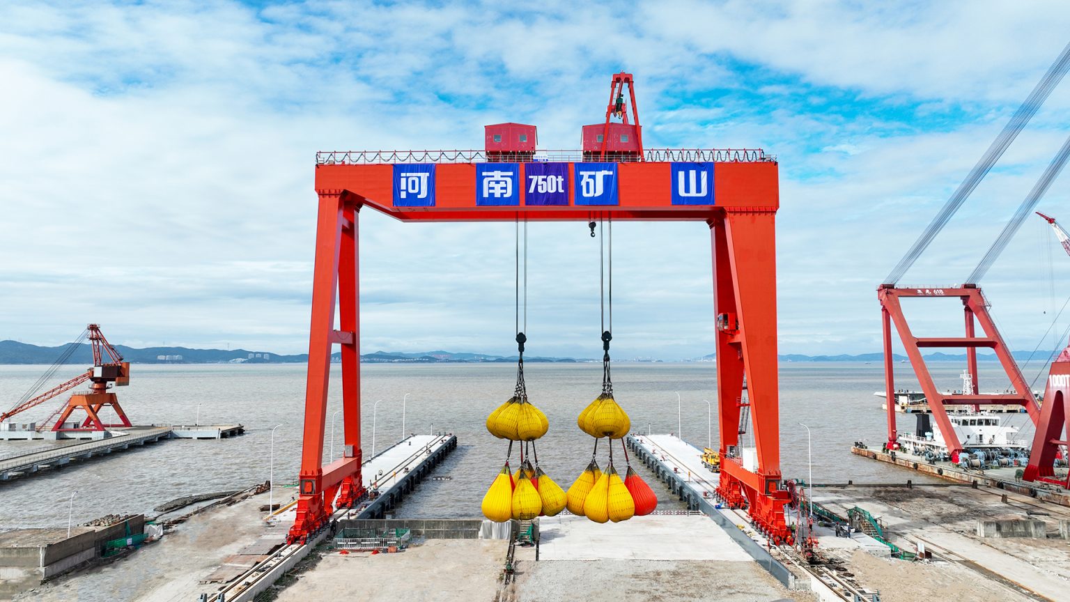 Heavy-Duty Double-Girder Gantry Crane for Engineering