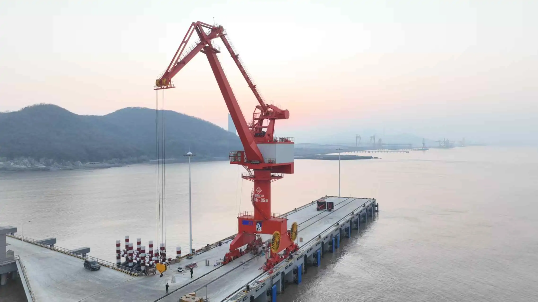 portal harbor crane for multipurpose terminal cargo handling