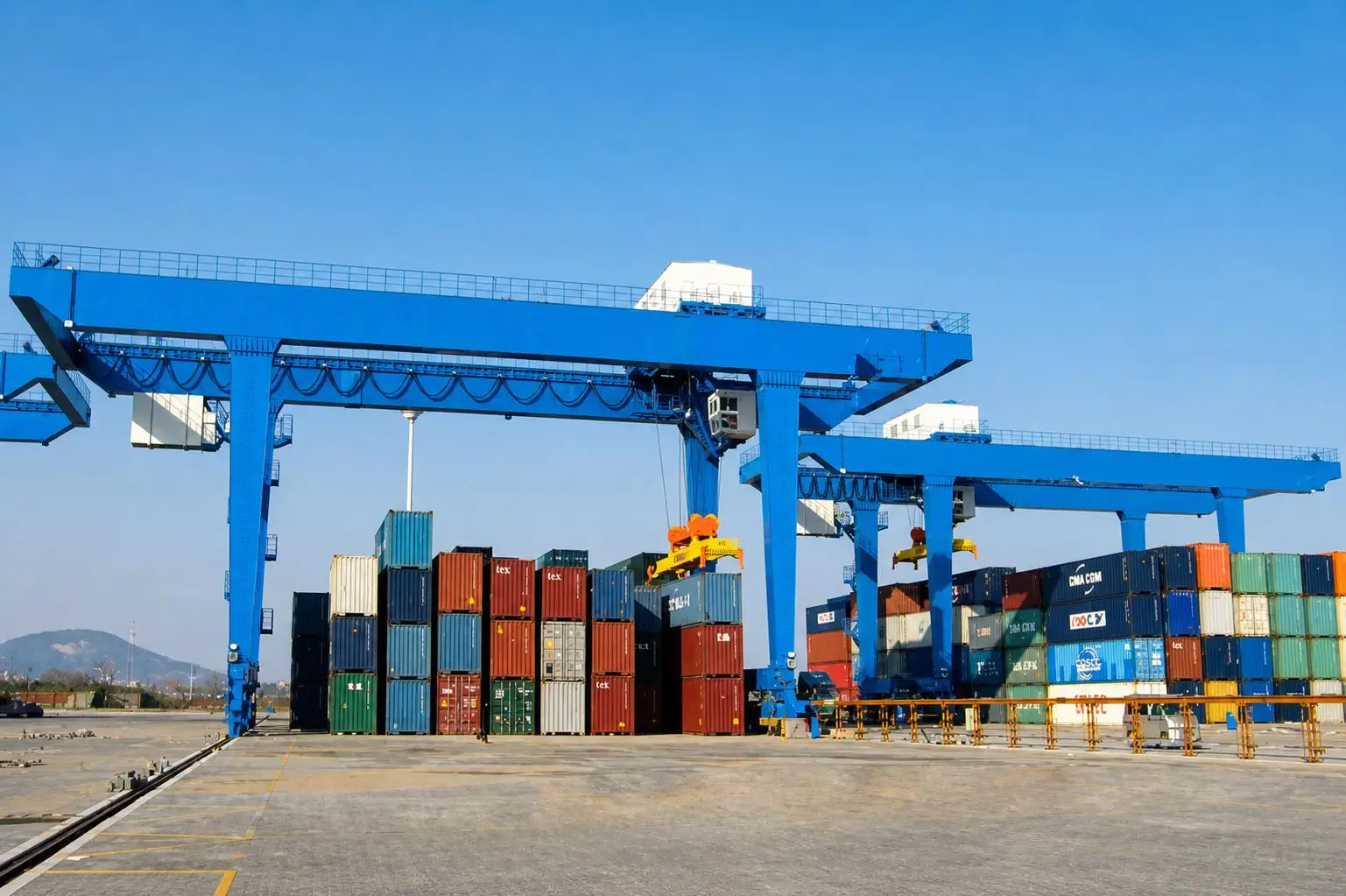 Rubber-Tyred Mobile Gantry Cranes (RMG): Flexible Indoor/Outdoor Heavy Load Transport