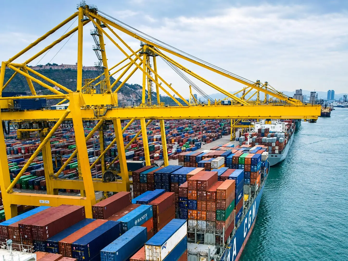 65t Ship-to-Shore (STS) Portal Cranes: High-Speed Container Unloading and Anti-Sway Control