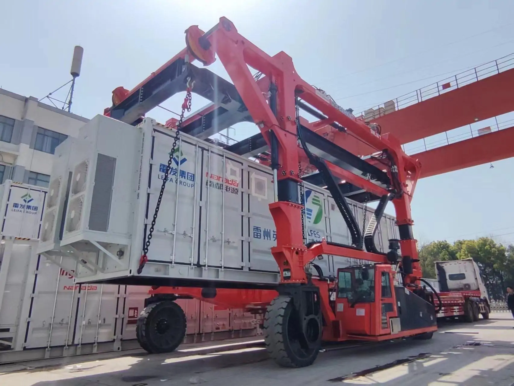 Straddle Carrier Manufacturer | Diesel, Hybrid & Electric Solutions